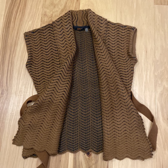 DEX Knitted Wrap Vest - Picture 9 of 10